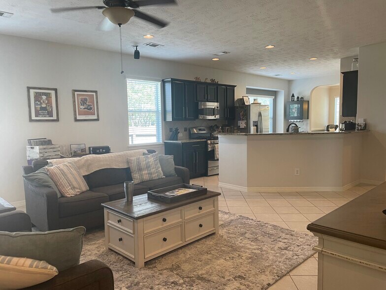 Building Photo - 2898 Torano