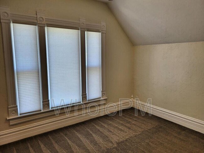 Building Photo - 721 Elati St