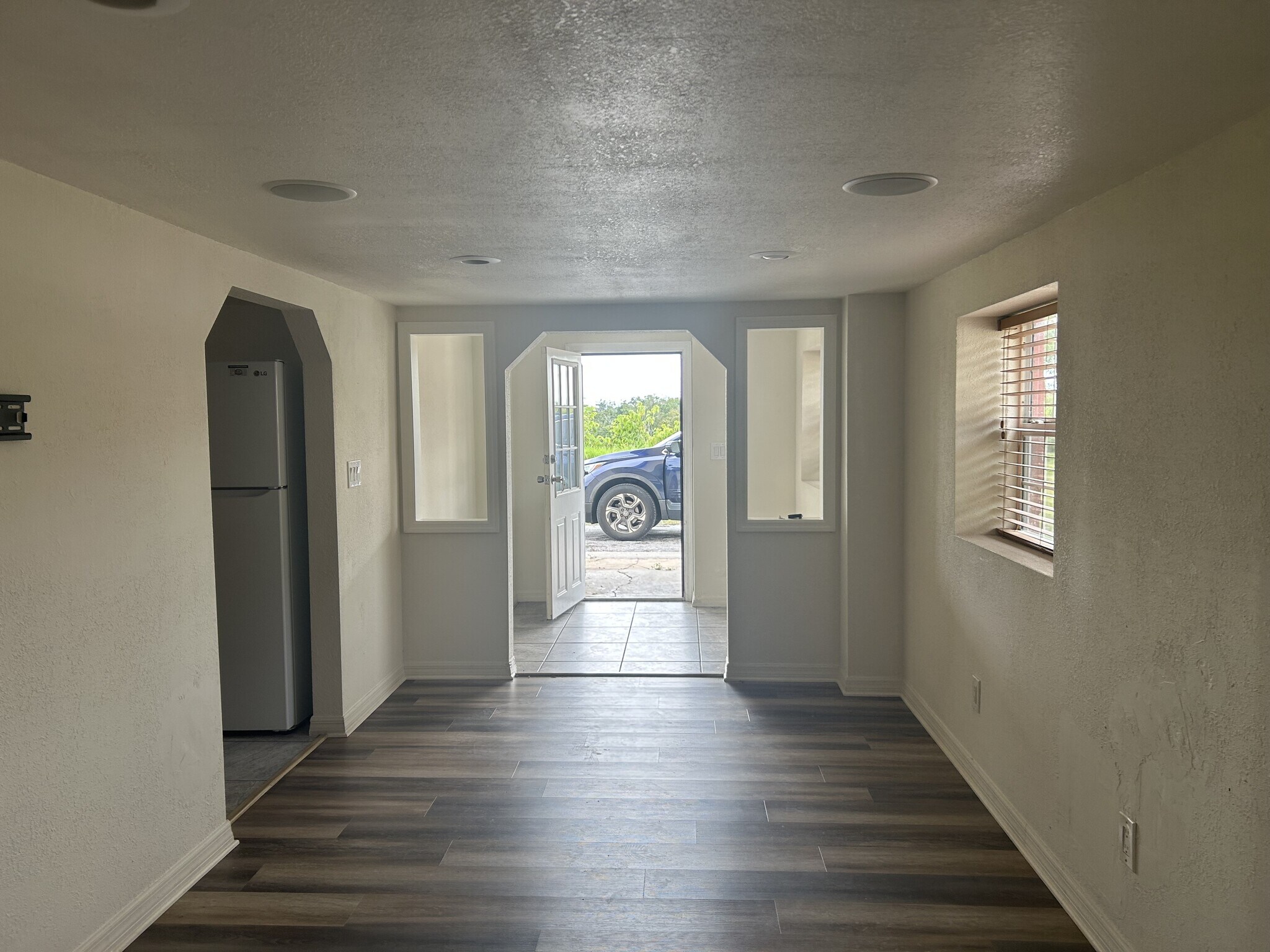 Living Room Entry Way Unit B - 613 N Dixie Ave