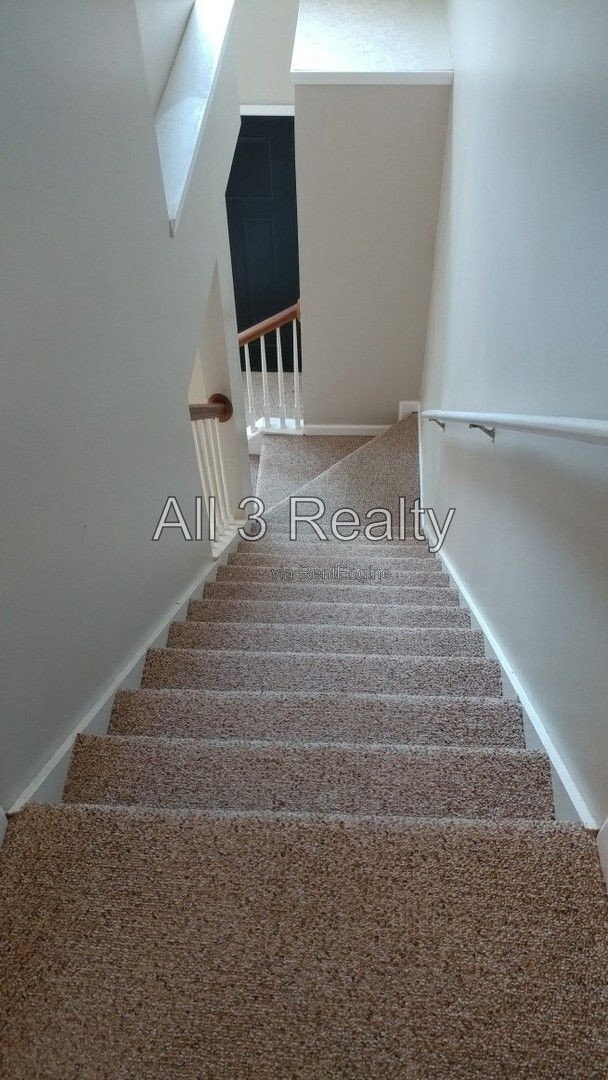 Building Photo - 5670 Hampton Ct