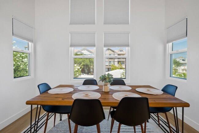 Building Photo - 4641 N 8th Pl