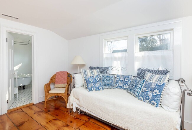 Building Photo - 19 Concord St