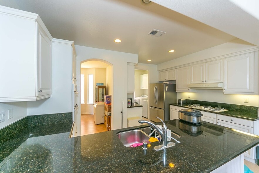 Building Photo - 2889 Plaza del Amo