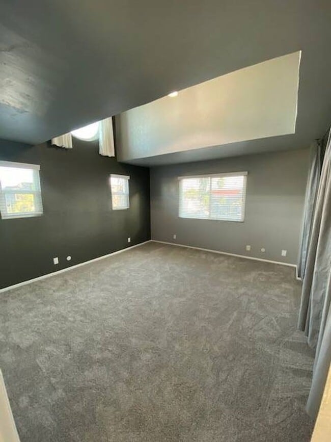 Building Photo - Spacious Townhome in Quiet Community w/ Pool
