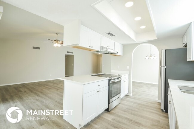 Building Photo - 5643 W Sunnyside Dr