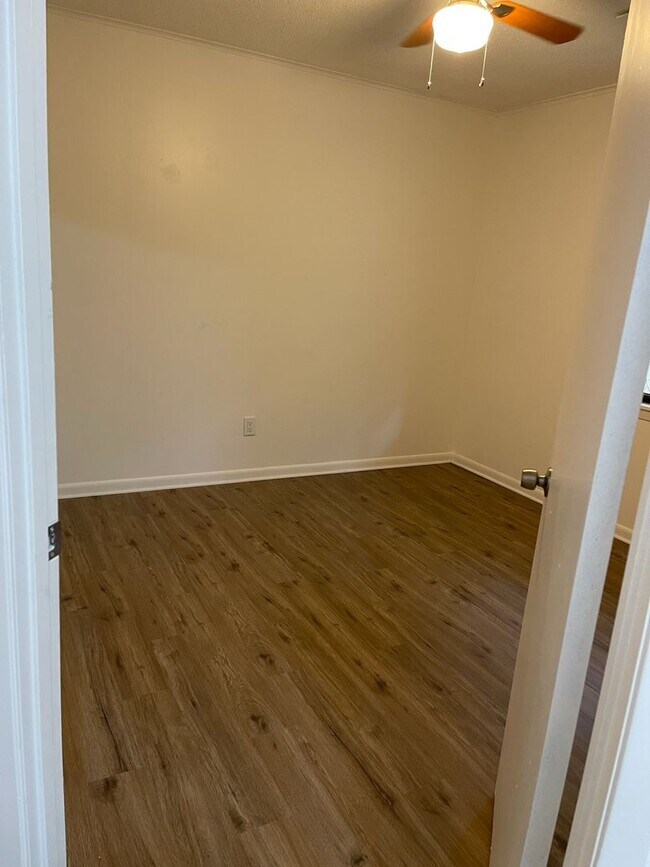 Building Photo - Cutie and move-in ready