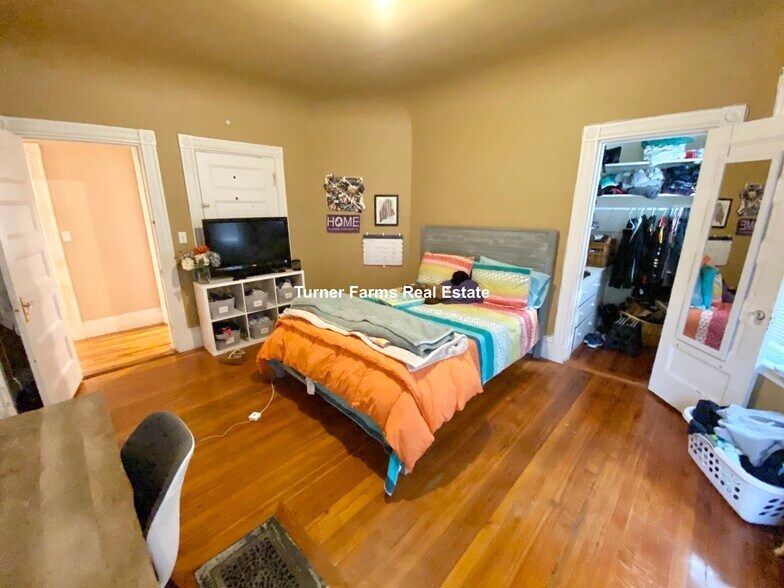 Building Photo - 10 Sachem St