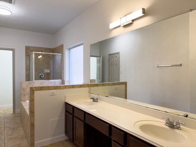 Building Photo - 2802 Ridgeglen Ln