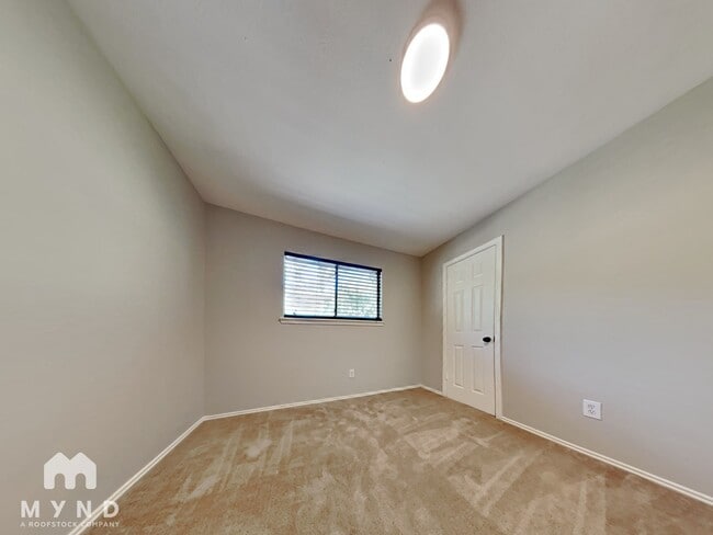 Building Photo - 102 Summer Crest Cir