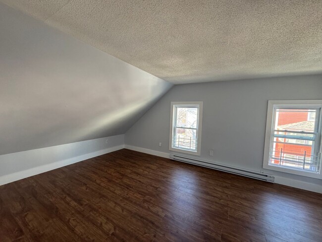 Building Photo - Recently Updated 3rd floor 1 Bedroom apart...