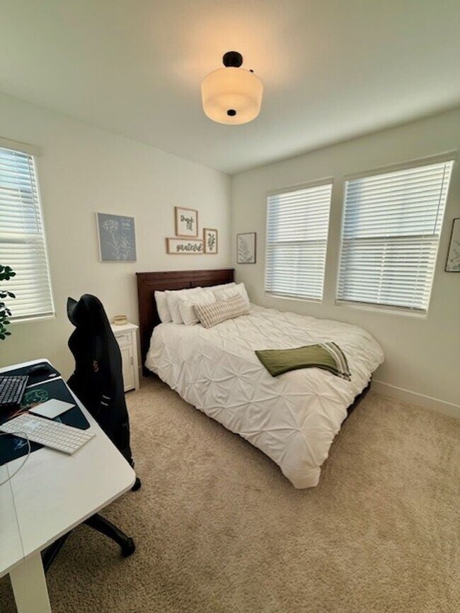 Building Photo - Stunning 3bed 2.5 Bath single family home in Avila Ranch Community