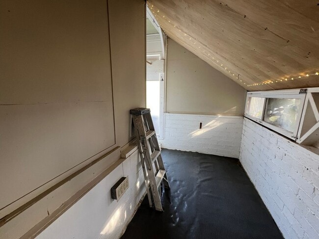 Building Photo - Unique One Bedroom Downstairs Apartment in Downtown Morro Bay - 218 1/2 Dunes-A