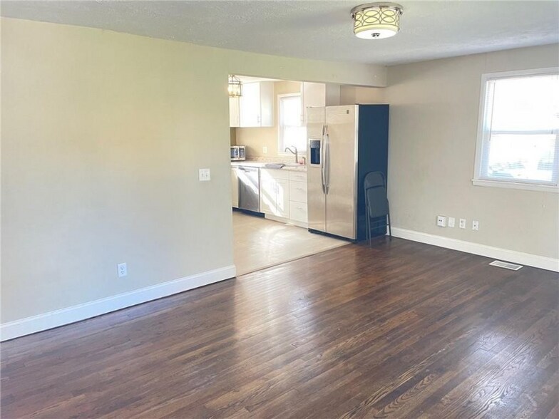 Building Photo - 2617 E 6th St