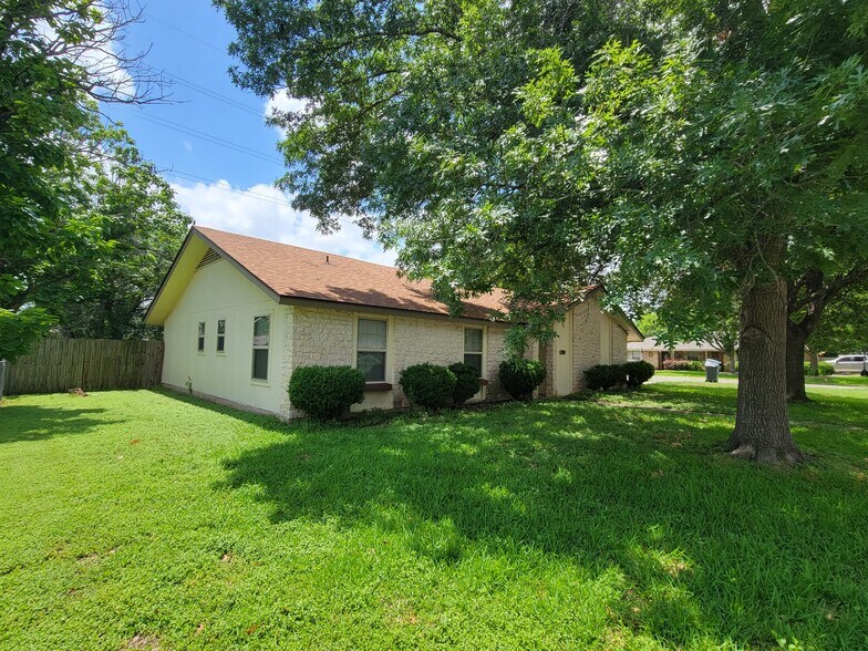 Building Photo - 700 E Central Dr