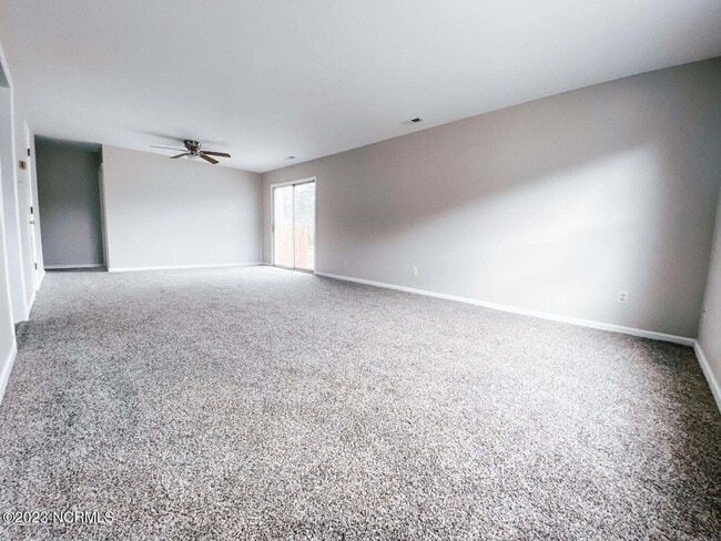 Building Photo - In town- walking distance to shopping!