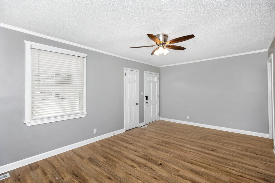 Building Photo - 914 Linwood Dr NW