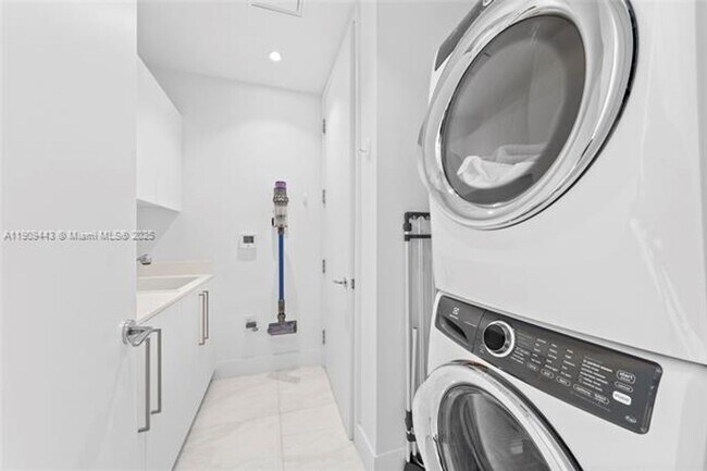 Building Photo - 15701 Collins Ave