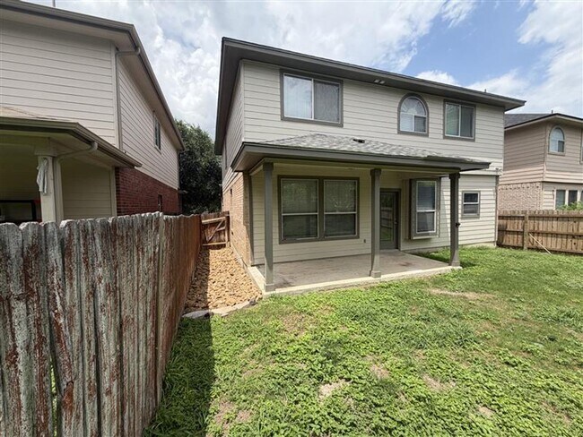 Building Photo - Large 4 bedroom / 2.5 bathroom home in Alamo Ranch