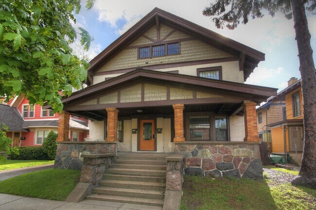 Building Photo - 360 Richard Terrace SE