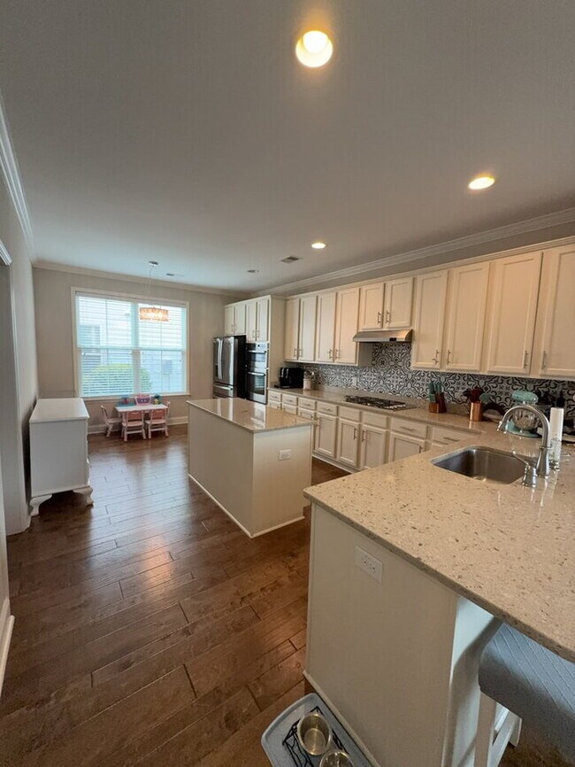 Building Photo - 302 Pond Hill Ct