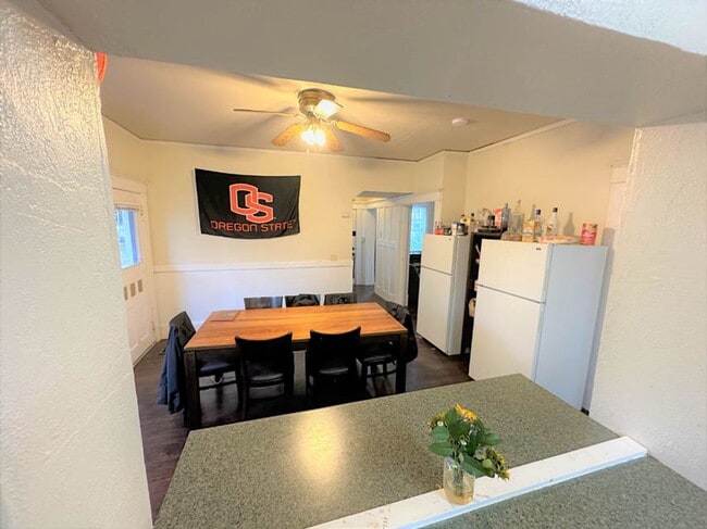 Building Photo - Monroe & 23rd St. Big 6 Bed 2 bath Home