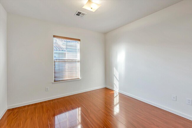 Building Photo - Beautiful Communication Hill Townhome