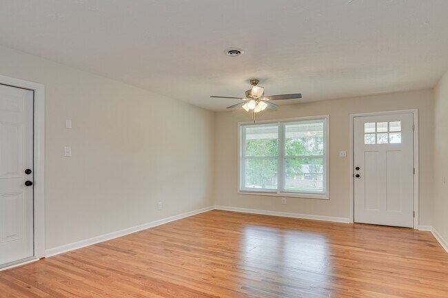 Building Photo - 1406 Ridgewood Dr