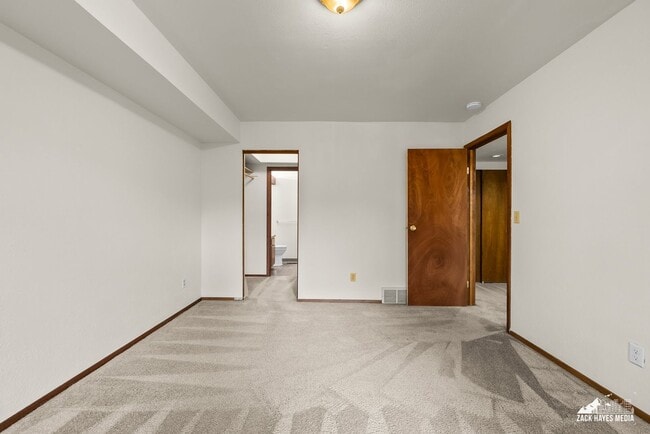 Building Photo - 7242 Foxridge Cir