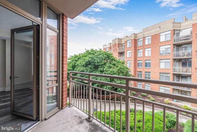 Building Photo - 3600 S Glebe Rd