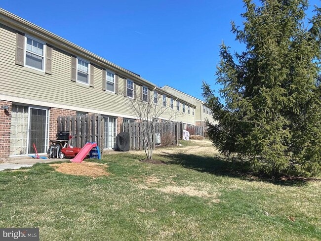 Building Photo - 27 Barclay Ct