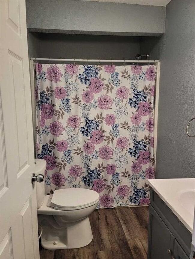 Building Photo - Charming 2-Bedroom Home with Stylish Upgra...
