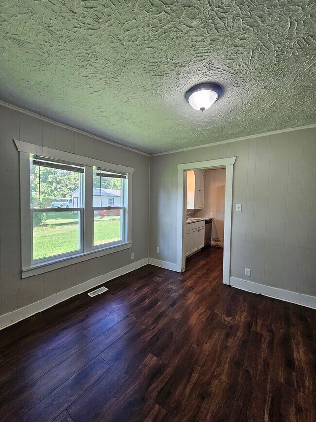 Building Photo - 2 bedroom | 1 Bathroom Home | Pets Welcome!