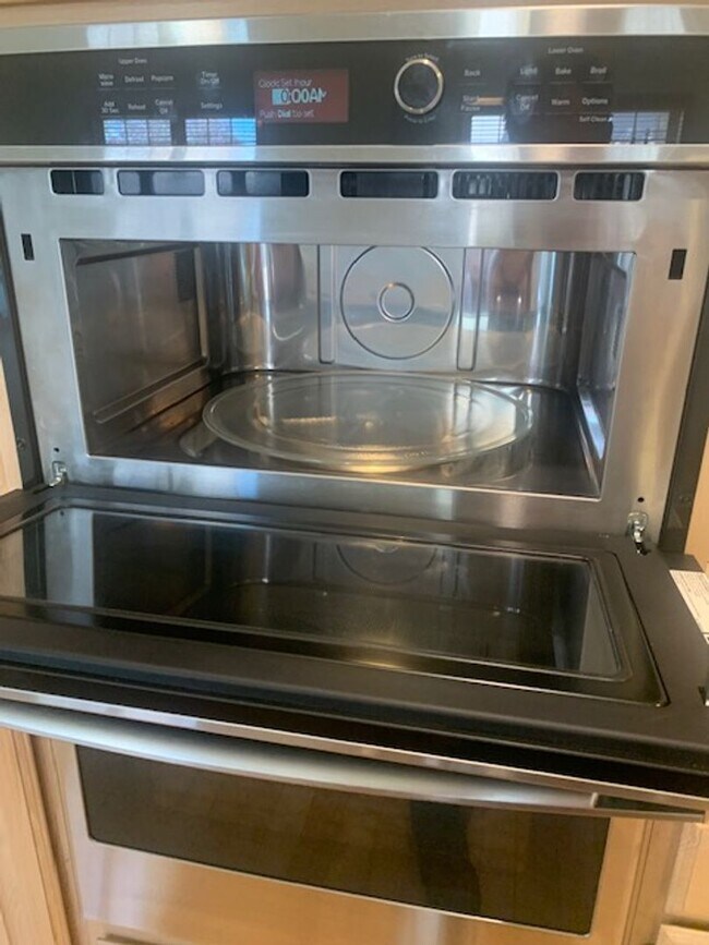 Building Photo - Custom home in Southwest Reno, 3 Bedrooms, 2 Bathrooms, Large Garage