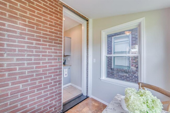 Building Photo - 2212 Richert Pl
