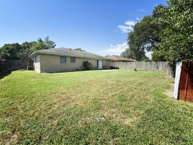 Building Photo - 702 Monterrey Dr