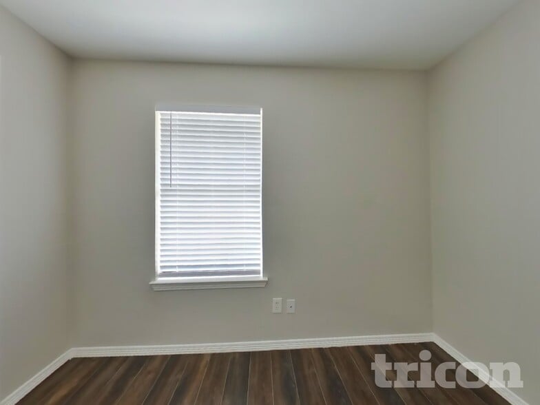 Building Photo - 2002 Briar Grove Dr