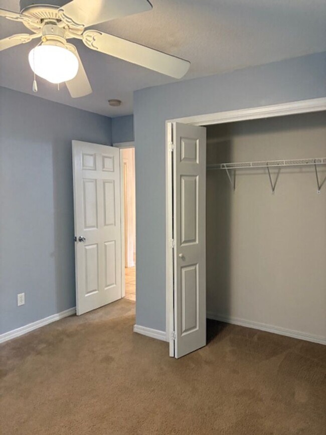 Building Photo - 1833 Sundown Dr