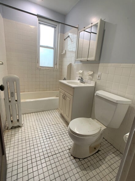 Building Photo - 154 Thorndike St