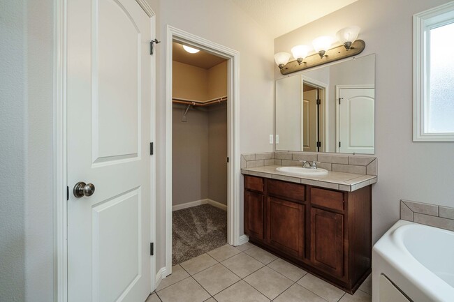 Building Photo - $500 Move In Special  4 Bedroom 2.5 Bath New Carpet and Fresh Paint