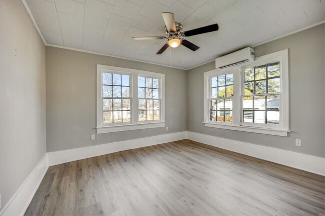 Building Photo - FREE MONTH RENT! Freshly Updated 3 Bedroom House