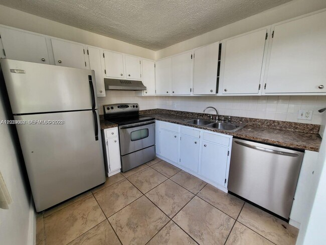 Building Photo - 9440 Live Oak Pl