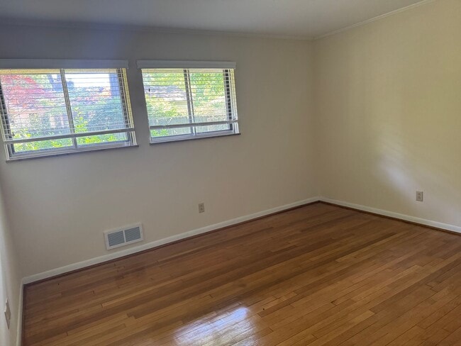 Building Photo - 3 Bedroom Ranch Home - Upper Arlington, OH