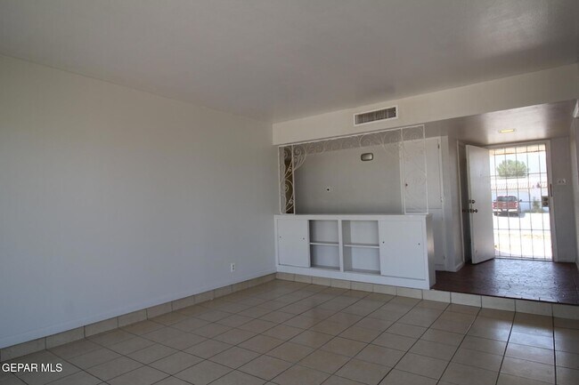 Building Photo - 317 Thunderbird Dr