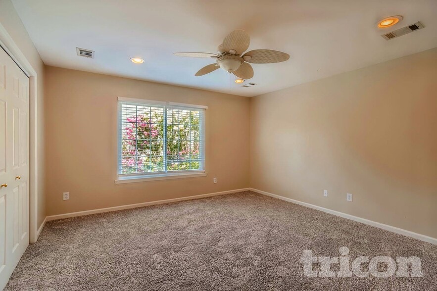 Building Photo - 2420 Amber Glen Dr