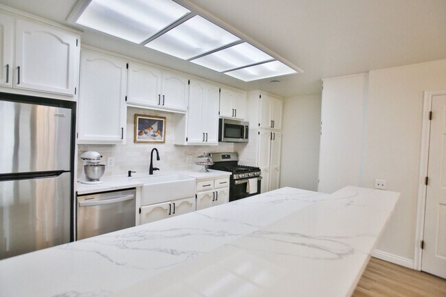 Building Photo - Los Caballeros #001