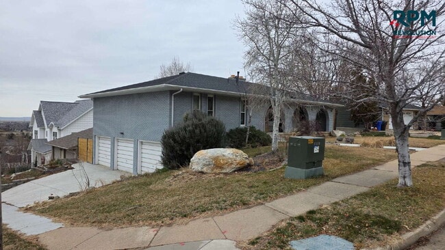 Building Photo - "Charming 2-Bedroom Retreat with Stunning Views on Mountain Side Drive!"