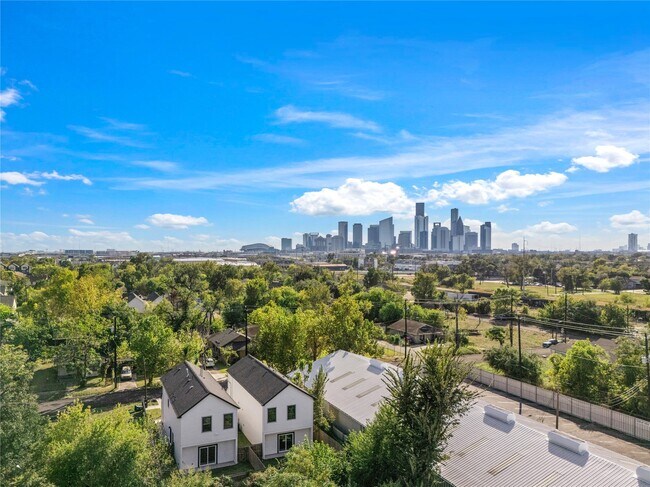 Building Photo - 2213 Lee St