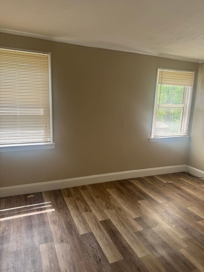 Building Photo - RARE CARSON LANE DUPLEX AVAILABLE