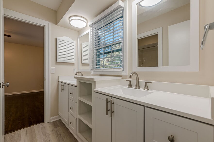 Building Photo - 6640 Williamson Dr