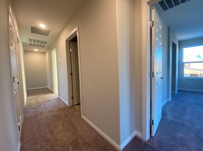 Building Photo - 4 BED 2.5 BATH 2 CAR GARAGE,  LARGE CORNER...
